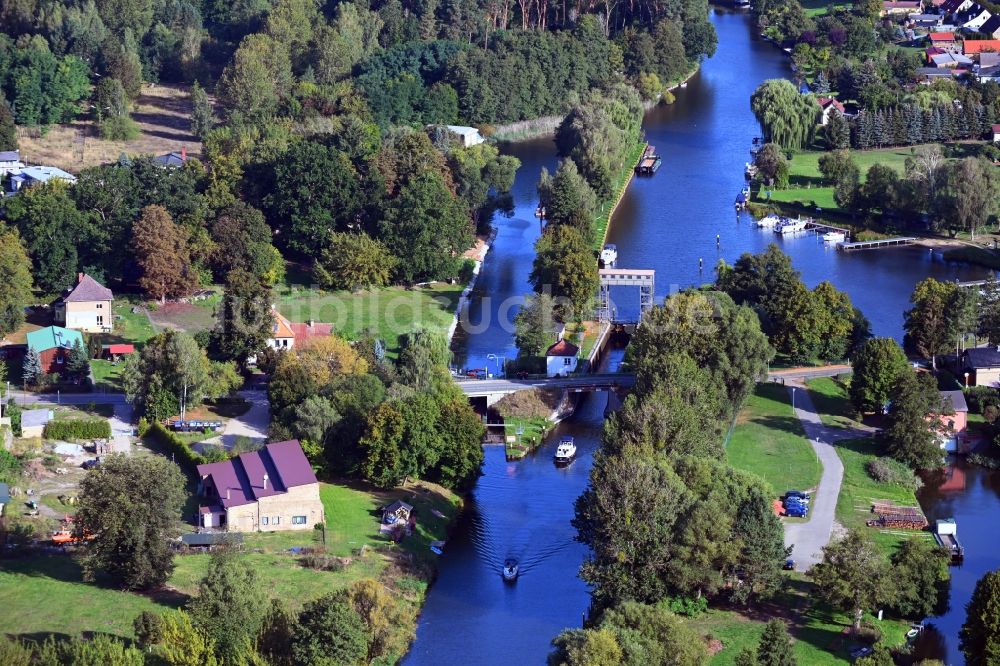 Bredereiche von oben - Sperrwerk- Schleusenanlagen am Ufer der havel in Bredereiche im Bundesland Brandenburg, Deutschland