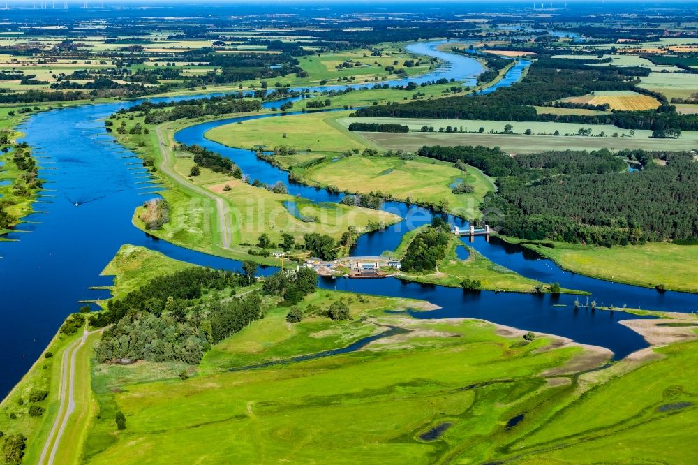 Luftaufnahme Hansestadt Werben (Elbe) - Sperrwerk Wehrgruppe Quitzöbel in Höhe der Hansestadt Werben an der Elbe-Havel-Mündung im Bundesland Sachsen-Anhalt, Deutschland