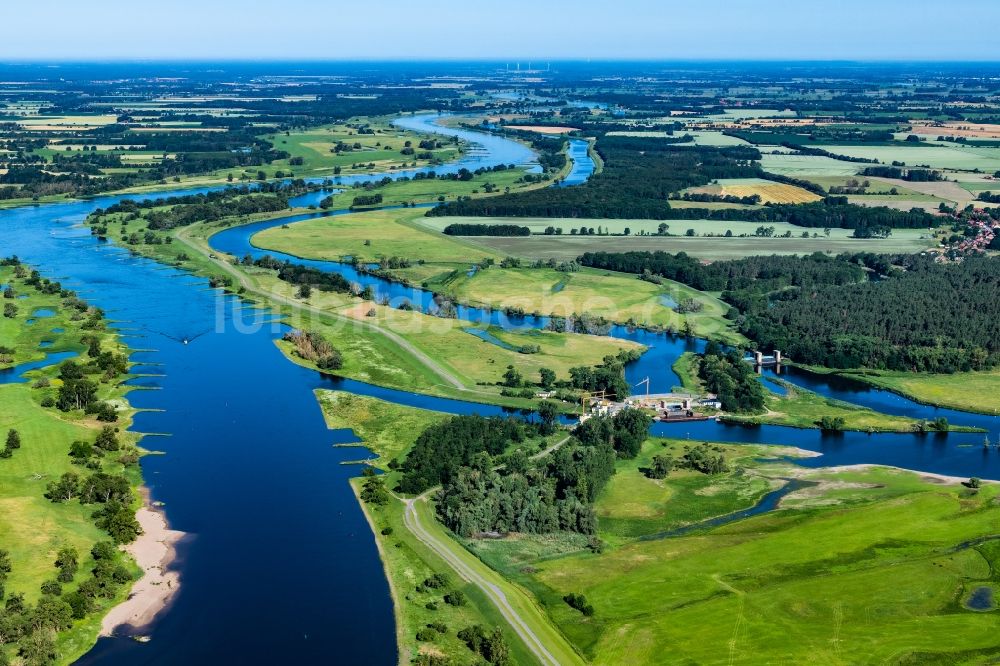 Hansestadt Werben (Elbe) von oben - Sperrwerk Wehrgruppe Quitzöbel in Höhe der Hansestadt Werben an der Elbe-Havel-Mündung im Bundesland Sachsen-Anhalt, Deutschland