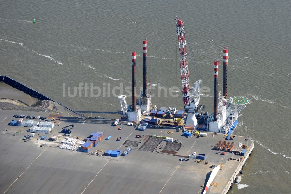 Luftbild Cuxhaven - Spezialschiff zur Windkraftwerk- Montage im Hafen in Cuxhaven im Bundesland Niedersachsen