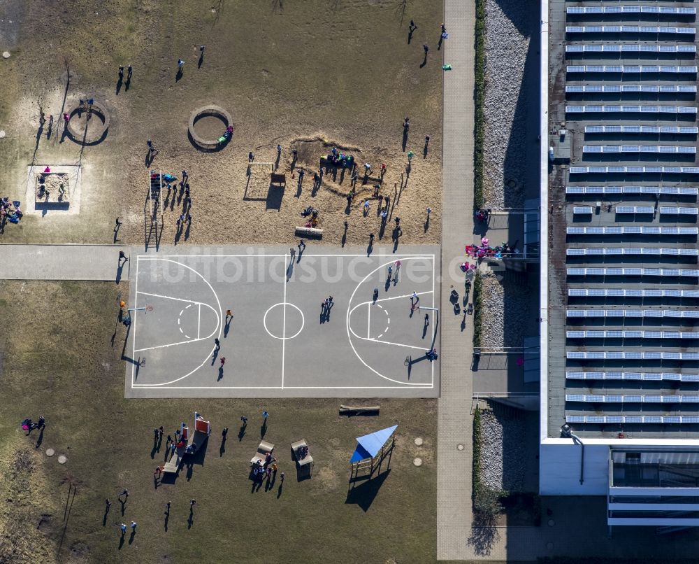 Bochum aus der Vogelperspektive: Spieler auf dem Volleyballfeld - Springorum der Grundschule Carolinenschule Bochum im Bundesland Nordrhein-Westfalen