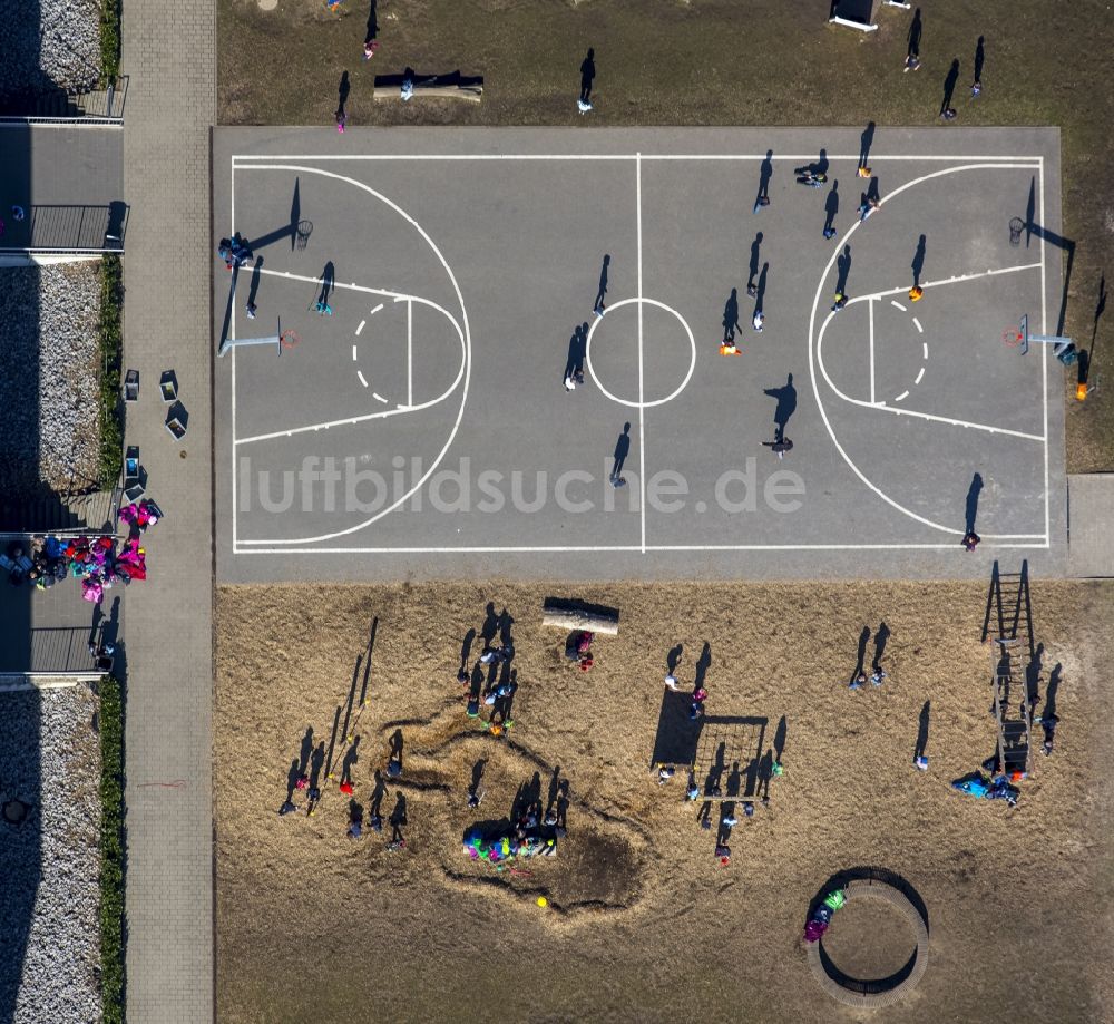 Luftbild Bochum - Spieler auf dem Volleyballfeld - Springorum der Grundschule Carolinenschule Bochum im Bundesland Nordrhein-Westfalen