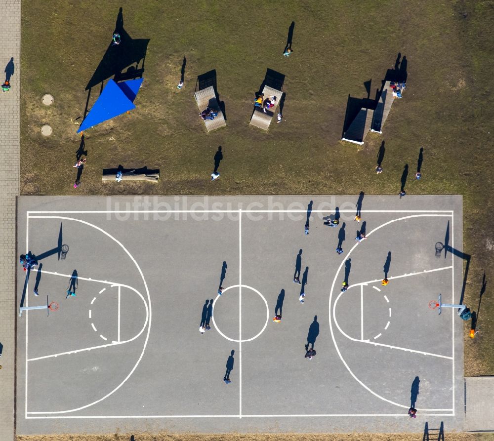 Luftaufnahme Bochum - Spieler auf dem Volleyballfeld - Springorum der Grundschule Carolinenschule Bochum im Bundesland Nordrhein-Westfalen