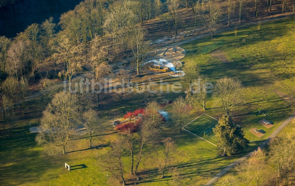 Essen aus der Vogelperspektive: Spielplatz auf der Brehminsel im Ortsteil Werden in Essen im Bundesland Nordrhein-Westfalen