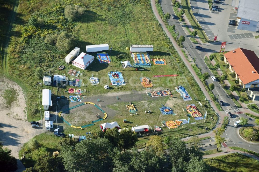 Teltow von oben - Spielplatz mit Hüpfburgen und Luftrutschen in Teltow im Bundesland Brandenburg