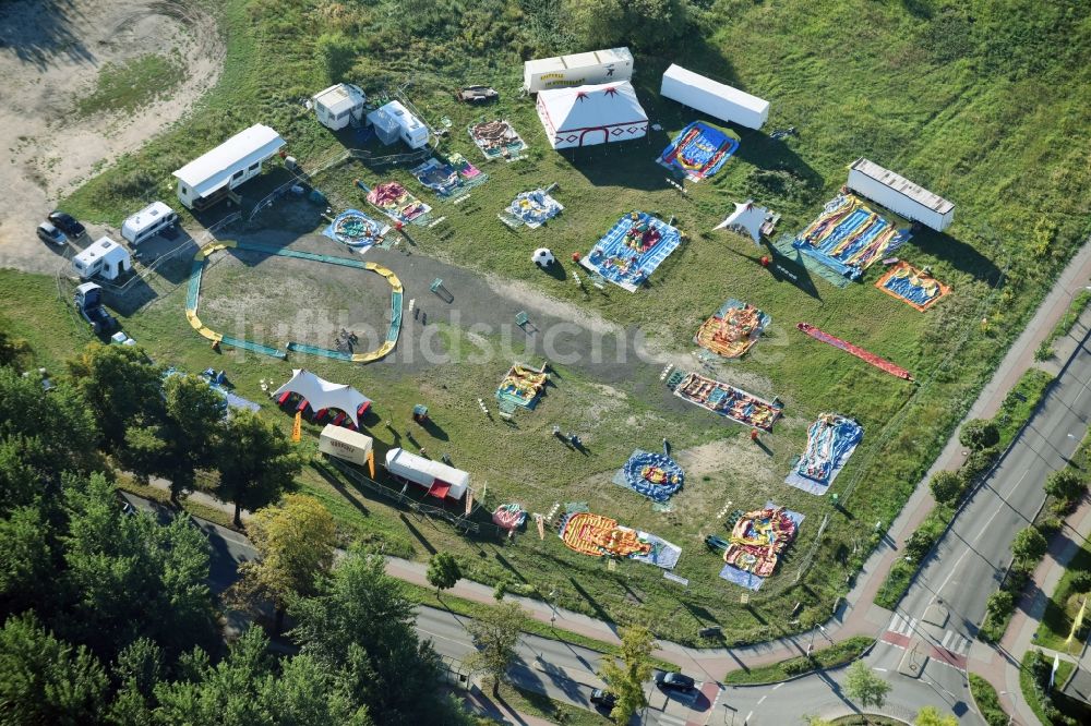 Luftbild Teltow - Spielplatz mit Hüpfburgen und Luftrutschen in Teltow im Bundesland Brandenburg