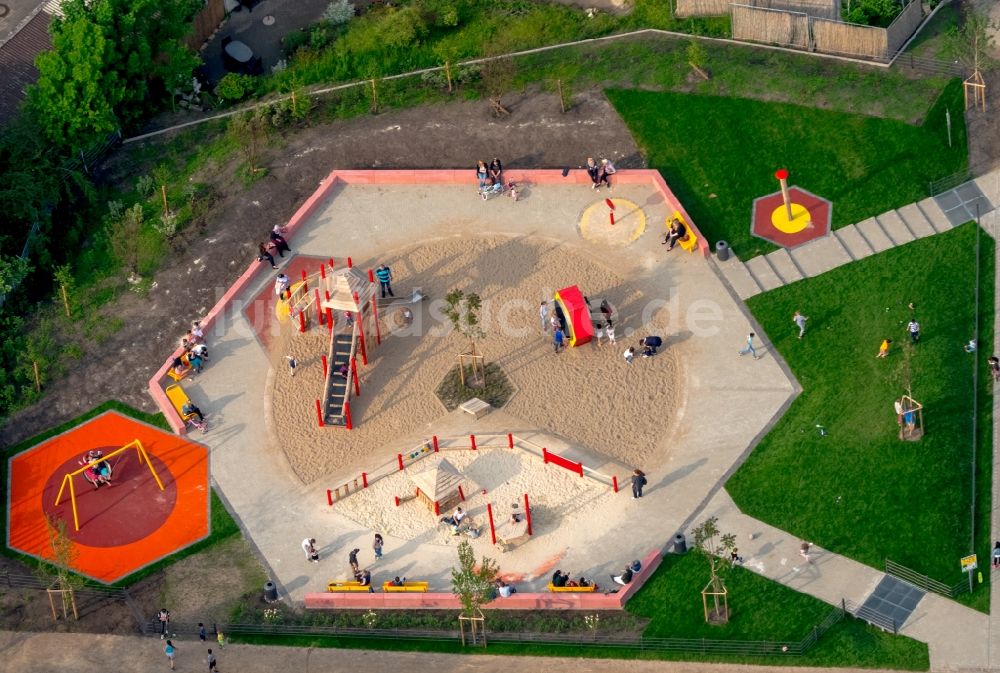 Gelsenkirchen aus der Vogelperspektive: Spielplatz mit Sandfläche in einem Wohngebiet in Gelsenkirchen im Bundesland Nordrhein-Westfalen