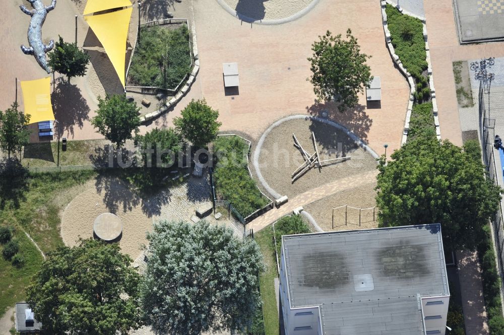 Luftaufnahme Berlin - Spielplatz der Ulmen-Grundschule in Berlin