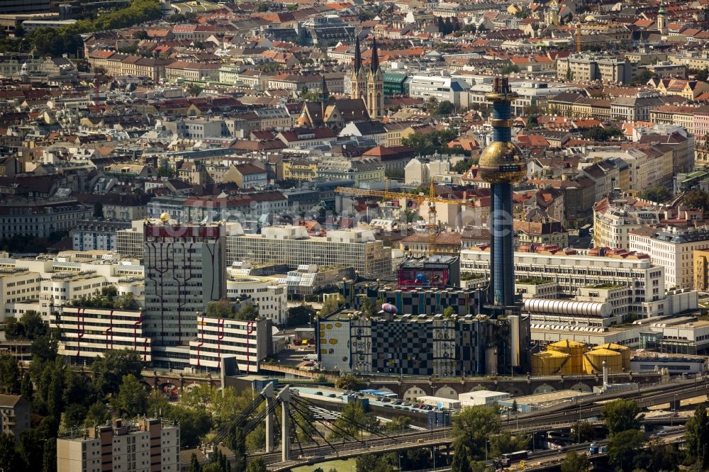 Wien von oben - Spittelau Müllverbrennungsanlage mit der von Friedensreich Hundertwasser künstlerisch gestalteten Fassade vor dem Hintergrund des Altstadt- Zentrum von Wien in Österreich