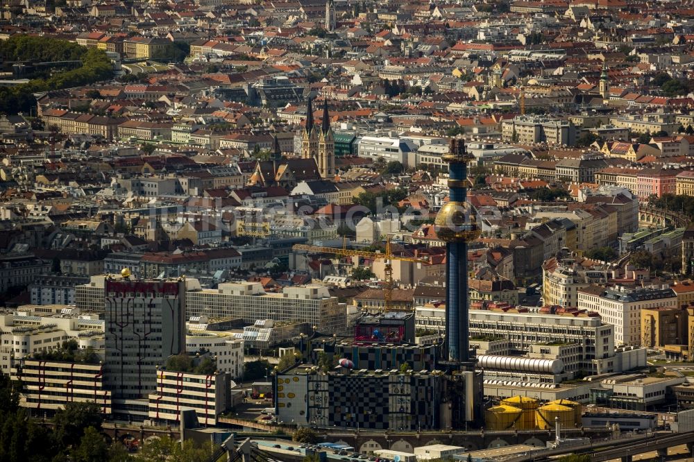 Wien aus der Vogelperspektive: Spittelau Müllverbrennungsanlage mit der von Friedensreich Hundertwasser künstlerisch gestalteten Fassade vor dem Hintergrund des Altstadt- Zentrum von Wien in Österreich