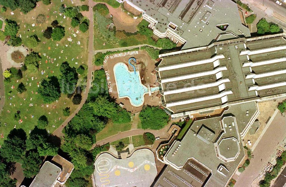 Berlin - Friedrichshain von oben - Sport- und Erholungszentrum (SEZ) am Volkspark