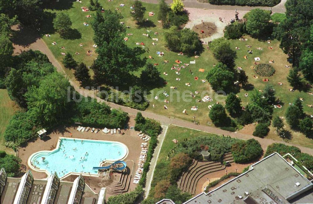 Berlin - Friedrichshain aus der Vogelperspektive: Sport- und Erholungszentrum (SEZ) am Volkspark