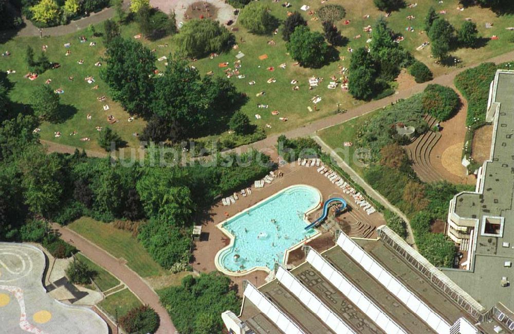 Luftaufnahme Berlin - Friedrichshain - Sport- und Erholungszentrum (SEZ) am Volkspark Friedrichshain.