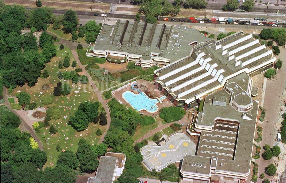 Berlin - Friedrichshain von oben - Sport- und Erholungszentrum (SEZ) am Volkspark Friedrichshain.