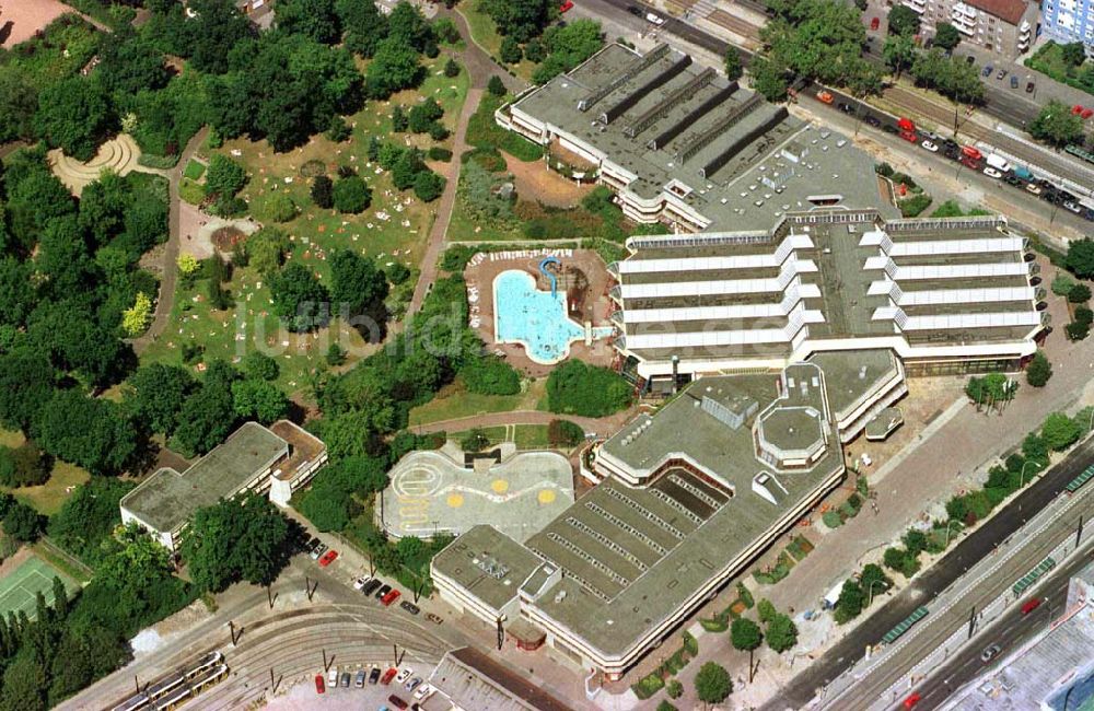 Berlin - Friedrichshain aus der Vogelperspektive: Sport- und Erholungszentrum (SEZ) am Volkspark Friedrichshain.