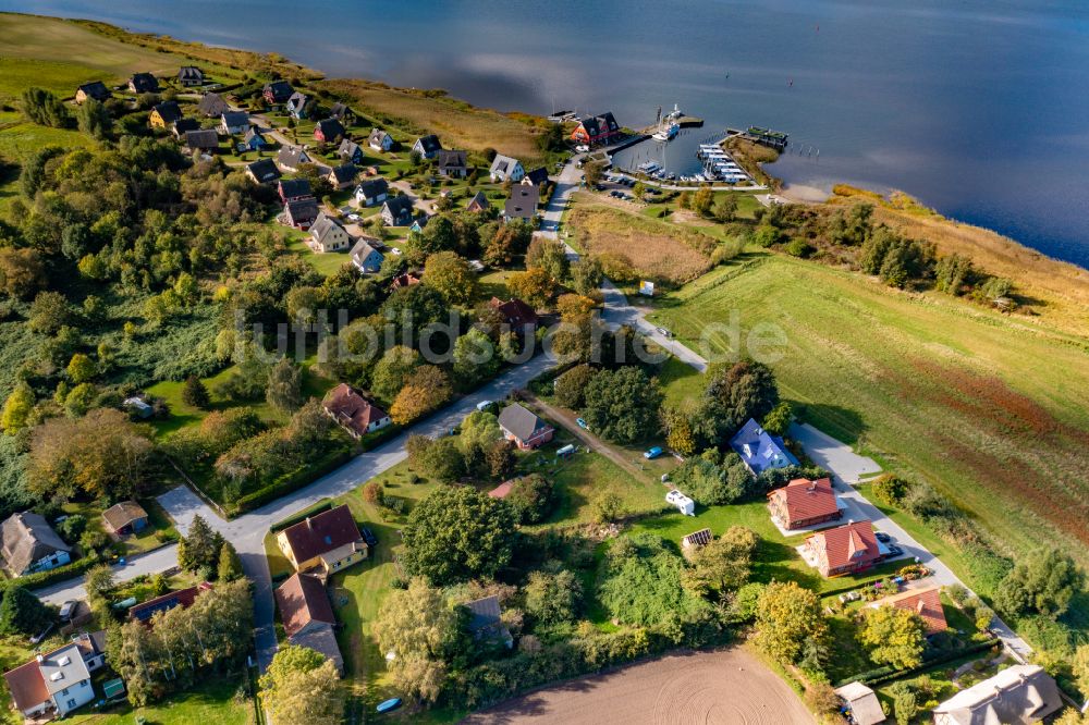 Vieregge von oben - Sport- und Segelboot - Anlegestelle Boutique Hafen Vieregge in Vieregge im Bundesland Mecklenburg-Vorpommern, Deutschland