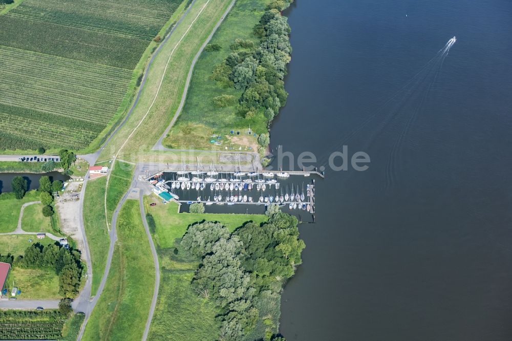 Jork aus der Vogelperspektive: Sport- und Segelboot - Anlegestelle am Flußufer Altländer Yachtclub e.V. in Jork an der Elbe im Bundesland Niedersachsen, Deutschland