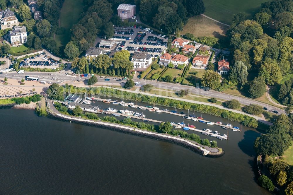 Luftbild Hamburg - Sport- und Segelboot - Anlegestelle am Flußufer der Elbe in Hamburg Teufelbrück, Deutschland