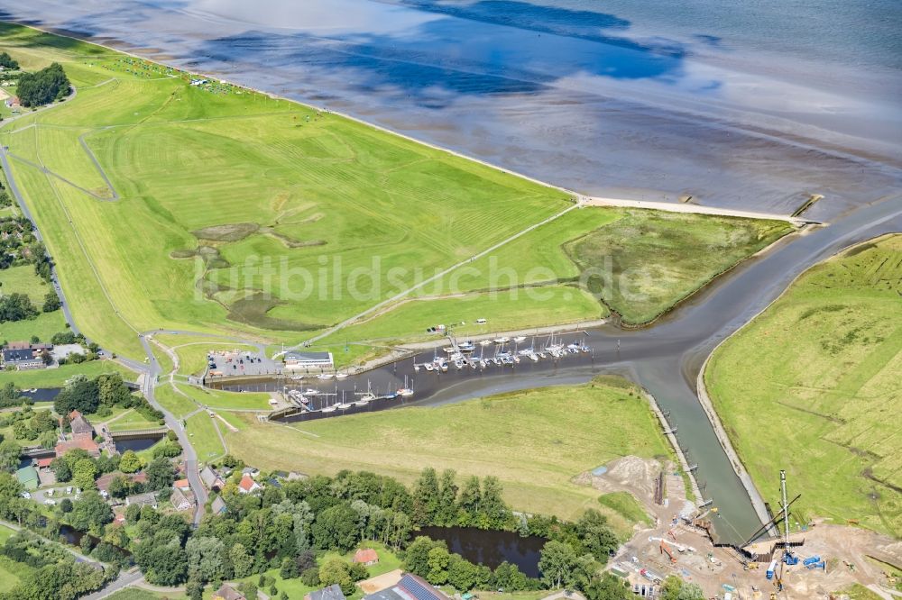 Luftaufnahme Otterndorf - Sport- und Segelboot - Anlegestelle am Flußufer der Elbe in Otterndorf im Bundesland Niedersachsen, Deutschland