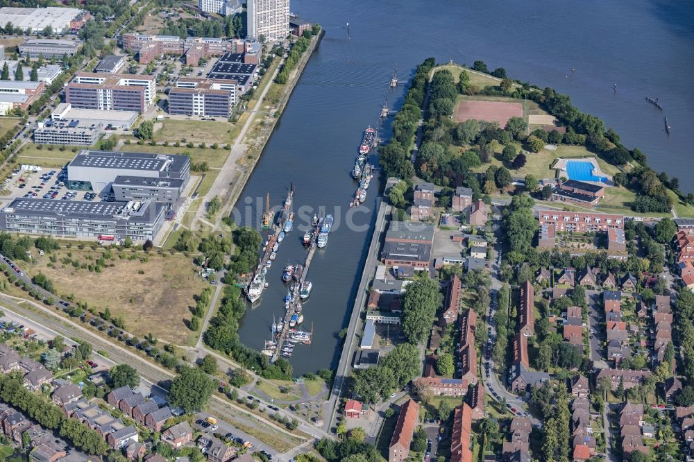 Luftbild Hamburg - Sport- und Segelboot - Anlegestelle am Flußufer an der Elbe im Steendiekkanal in Hamburg Finkenwerder, Deutschland