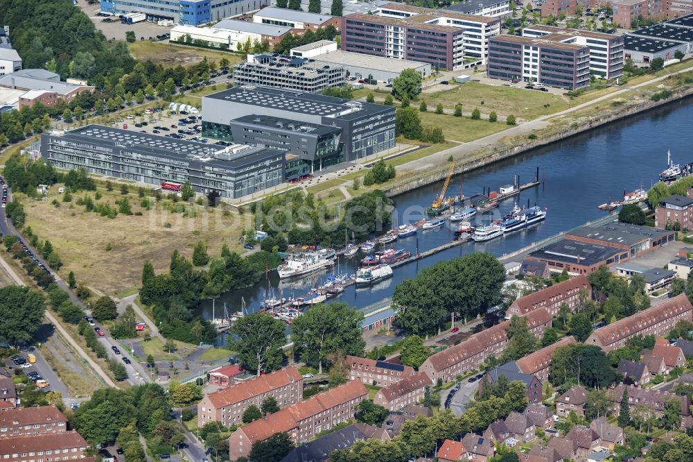 Hamburg von oben - Sport- und Segelboot - Anlegestelle am Flußufer an der Elbe im Steendiekkanal in Hamburg Finkenwerder, Deutschland