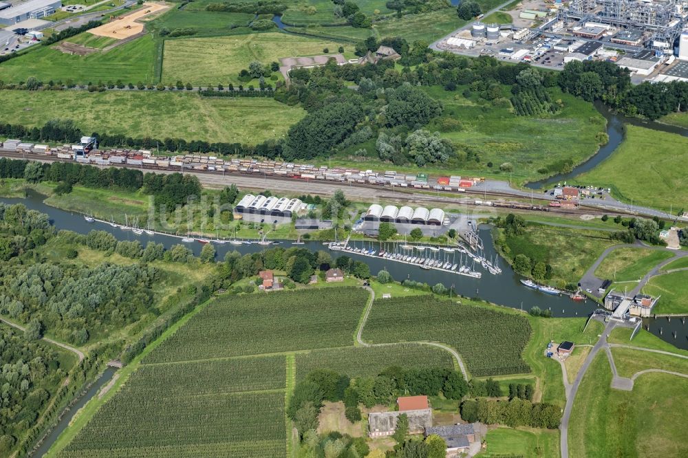 Luftaufnahme Stade - Sport- und Segelboot - Anlegestelle am Flußufer der Schwinge in Stade im Bundesland Niedersachsen, Deutschland