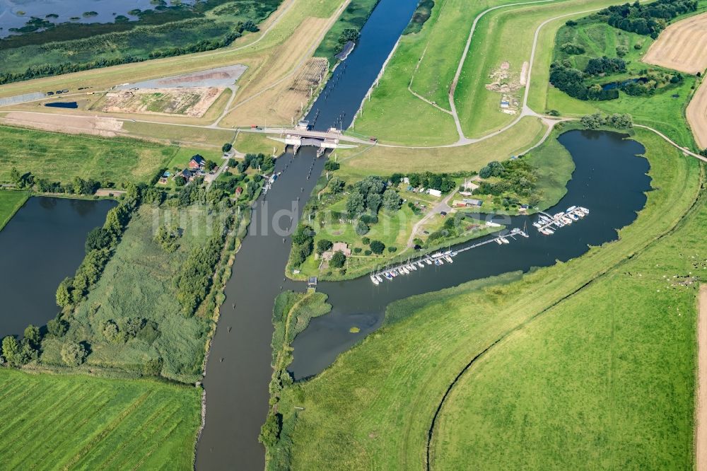 Luftaufnahme Haselau - Sport- und Segelboot - Anlegestelle am Flußufer Segelvereinigung Pinnau in Haselau am Fluss der Pinnau im Bundesland Schleswig-Holstein, Deutschland