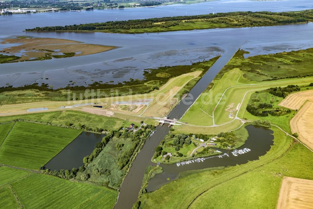 Luftbild Haselau - Sport- und Segelboot - Anlegestelle am Flußufer Segelvereinigung Pinnau in Haselau am Fluss der Pinnau im Bundesland Schleswig-Holstein, Deutschland