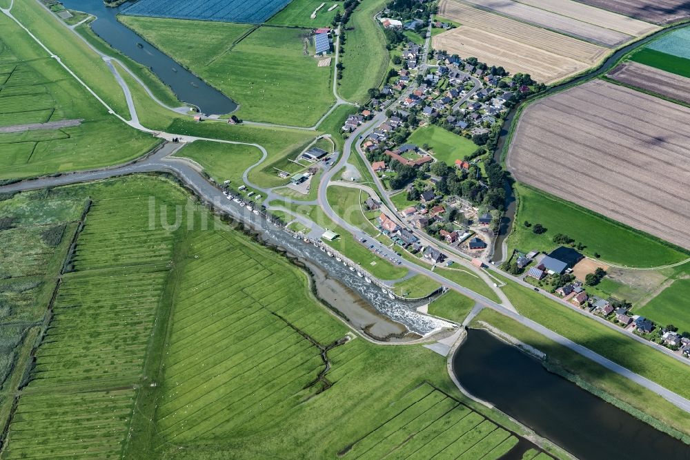 Luftaufnahme Neufeld - Sport- und Segelboot - Anlegestelle am Flußufer Sportbootclub Neufeld e.V. in Neufeld im Bundesland Schleswig-Holstein, Deutschland