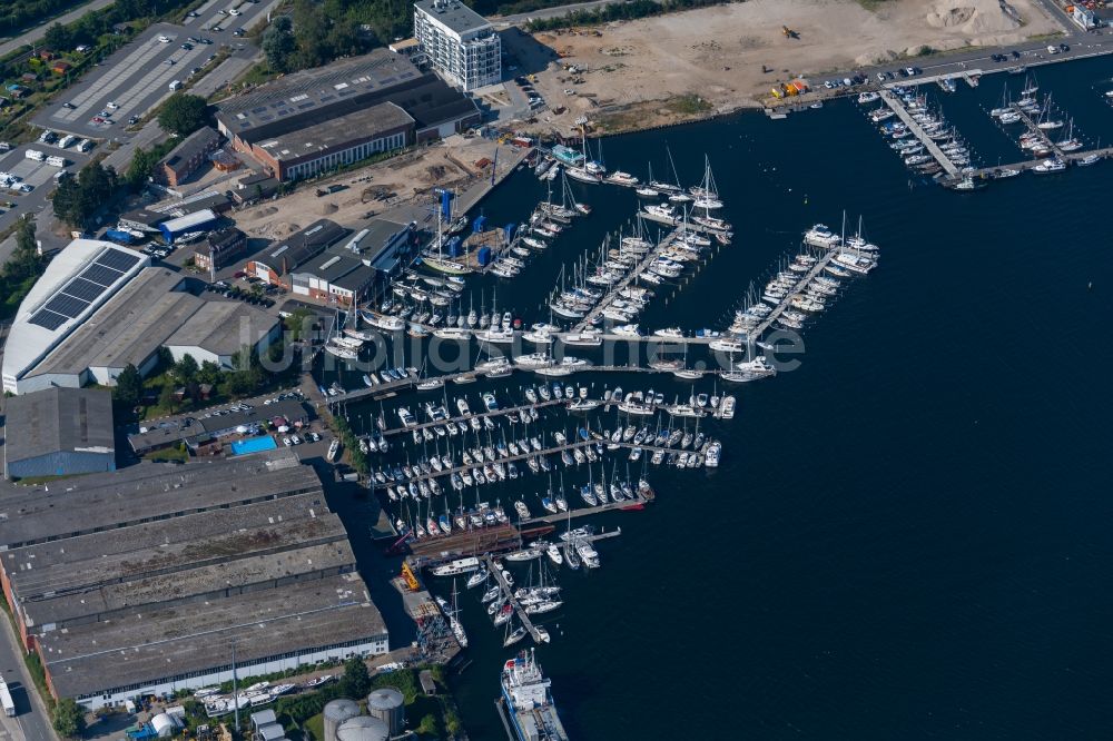 Travemünde von oben - Sport- und Segelboot - Anlegestelle am Flussufer der Trave in Travemünde im Bundesland Schleswig-Holstein, Deutschland