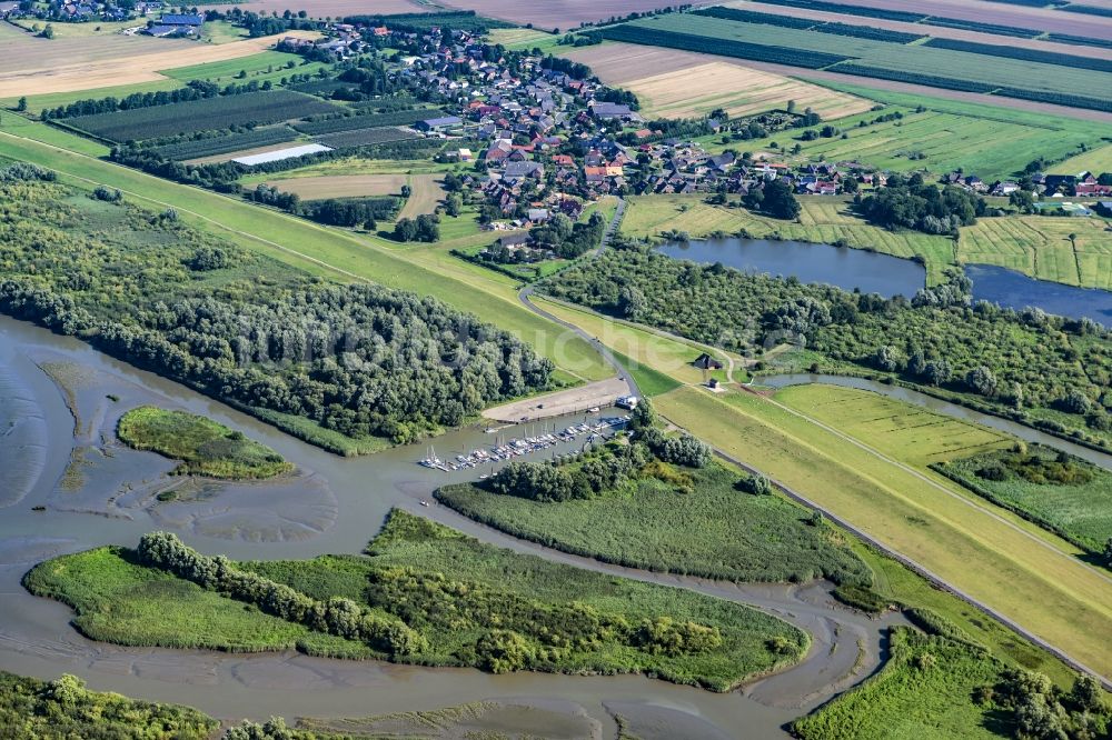 Haseldorf von oben - Sport- und Segelboot - Anlegestelle am Flußufer Wassersport-Club Haseldorf e. V. in Haseldorf im Bundesland Schleswig-Holstein, Deutschland