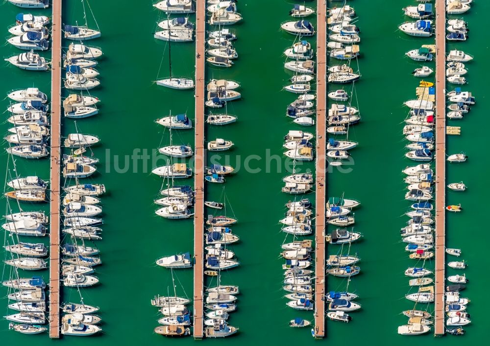 Alcudia von oben - Sport- und Segelboot - Anlegestelle in Port d'Alcudia in Balearische Insel Mallorca, Spanien