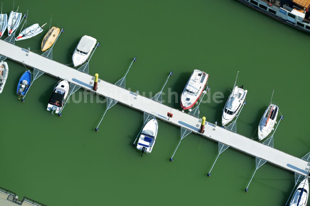 Zwenkau von oben - Sport- und Segelboot - Anlegestelle am Zwenkauer See in Zwenkau im Bundesland Sachsen, Deutschland