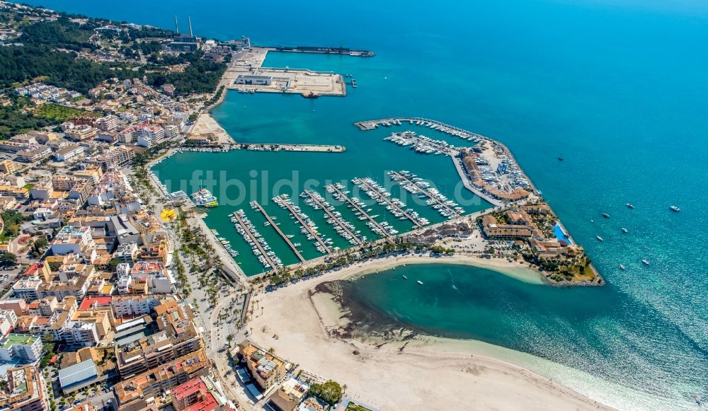 Alcudia von oben - Sport- und Segelboot - Hafen in Port d'Alcudia in Balearische Insel Mallorca, Spanien