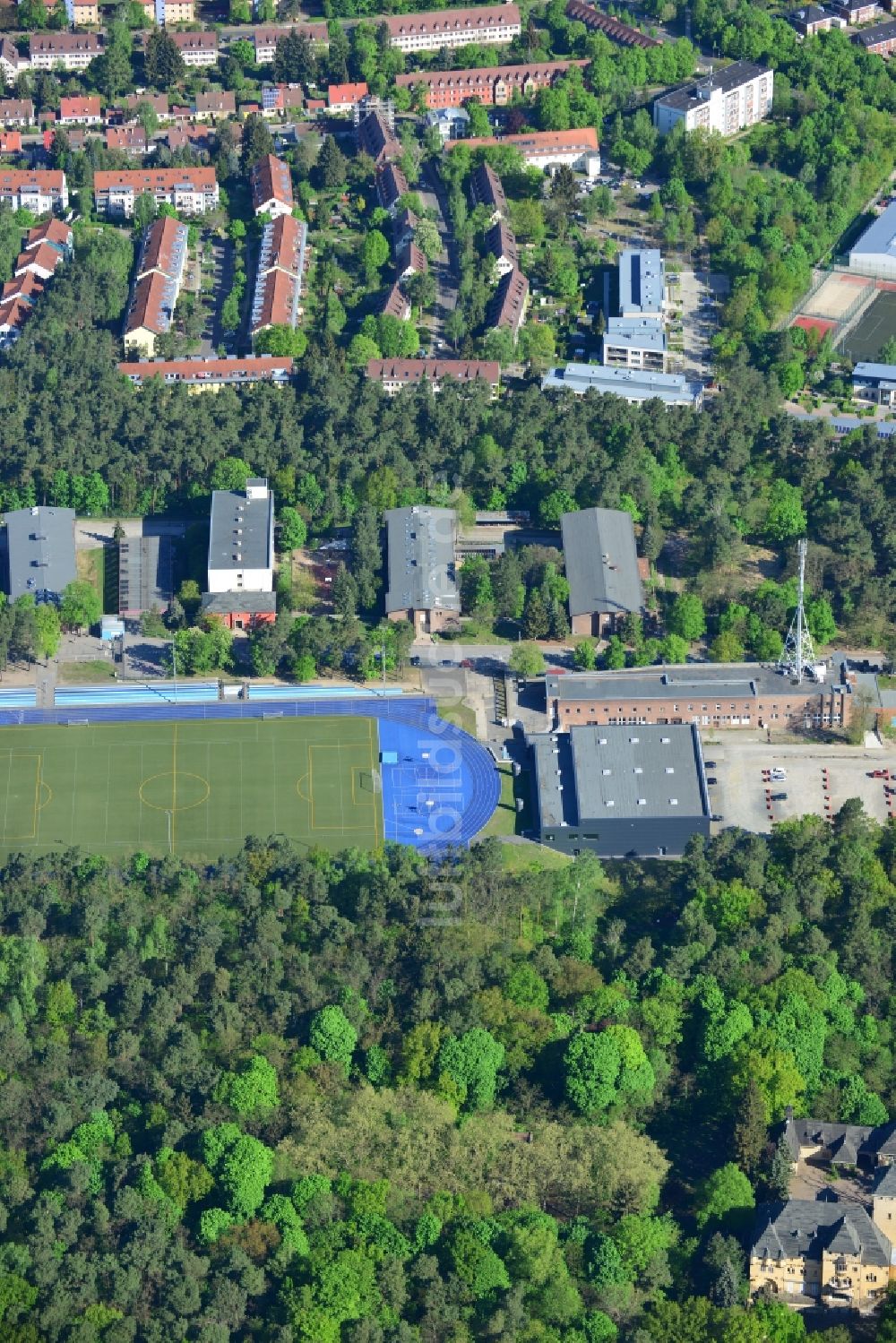 Luftaufnahme Kleinmachnow - Sportanlage der Berlin Brandenburg International School und Wohnhäuser in Kleinmachnow im Bundesland Brandenburg