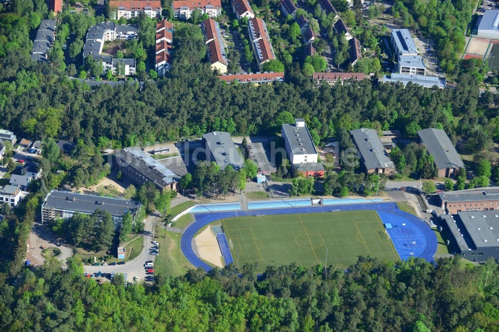 Kleinmachnow aus der Vogelperspektive: Sportanlage der Berlin Brandenburg International School und Wohnhäuser in Kleinmachnow im Bundesland Brandenburg