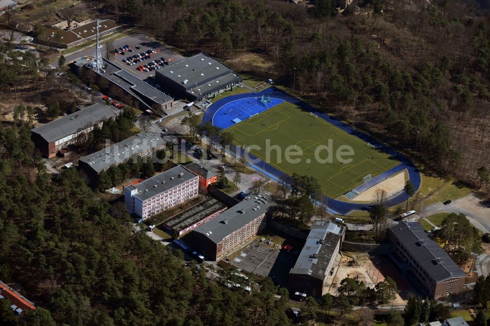 Kleinmachnow aus der Vogelperspektive: Sportanlage der Berlin Brandenburg International School und Wohnhäuser in Kleinmachnow im Bundesland Brandenburg