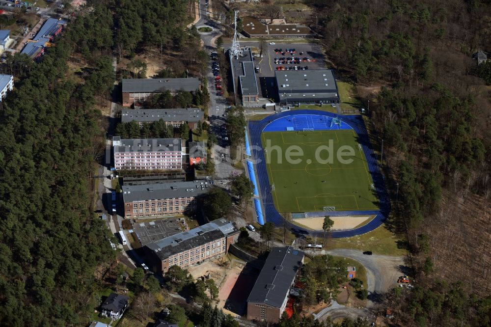 Luftbild Kleinmachnow - Sportanlage der Berlin Brandenburg International School und Wohnhäuser in Kleinmachnow im Bundesland Brandenburg