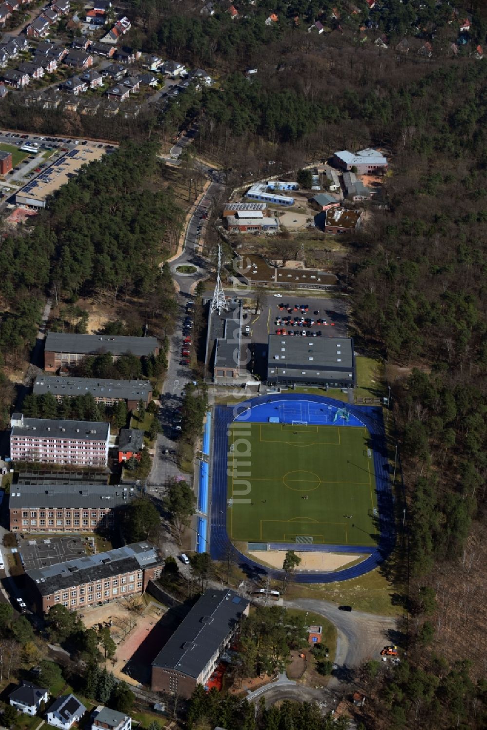 Kleinmachnow von oben - Sportanlage der Berlin Brandenburg International School und Wohnhäuser in Kleinmachnow im Bundesland Brandenburg