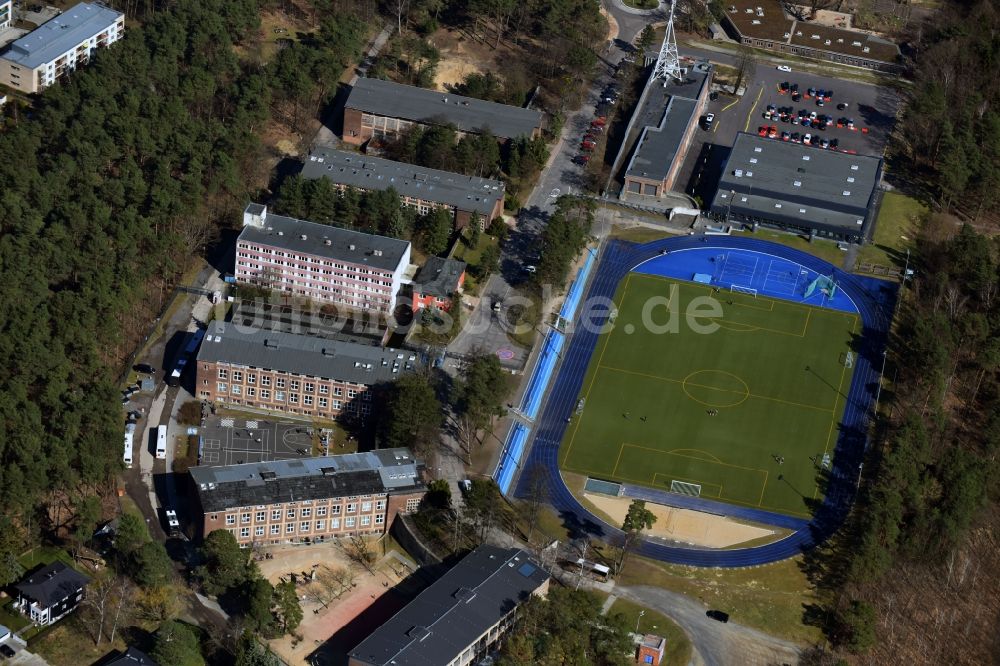 Kleinmachnow aus der Vogelperspektive: Sportanlage der Berlin Brandenburg International School und Wohnhäuser in Kleinmachnow im Bundesland Brandenburg