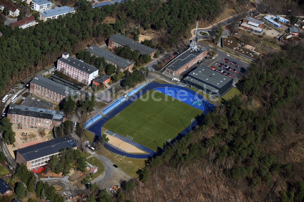 Luftaufnahme Kleinmachnow - Sportanlage der Berlin Brandenburg International School und Wohnhäuser in Kleinmachnow im Bundesland Brandenburg