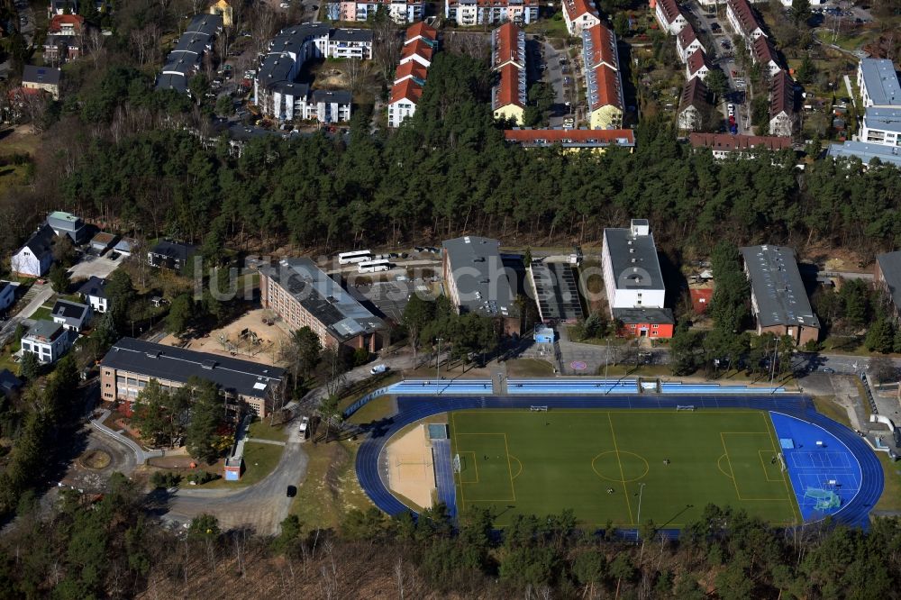 Luftbild Kleinmachnow - Sportanlage der Berlin Brandenburg International School und Wohnhäuser in Kleinmachnow im Bundesland Brandenburg