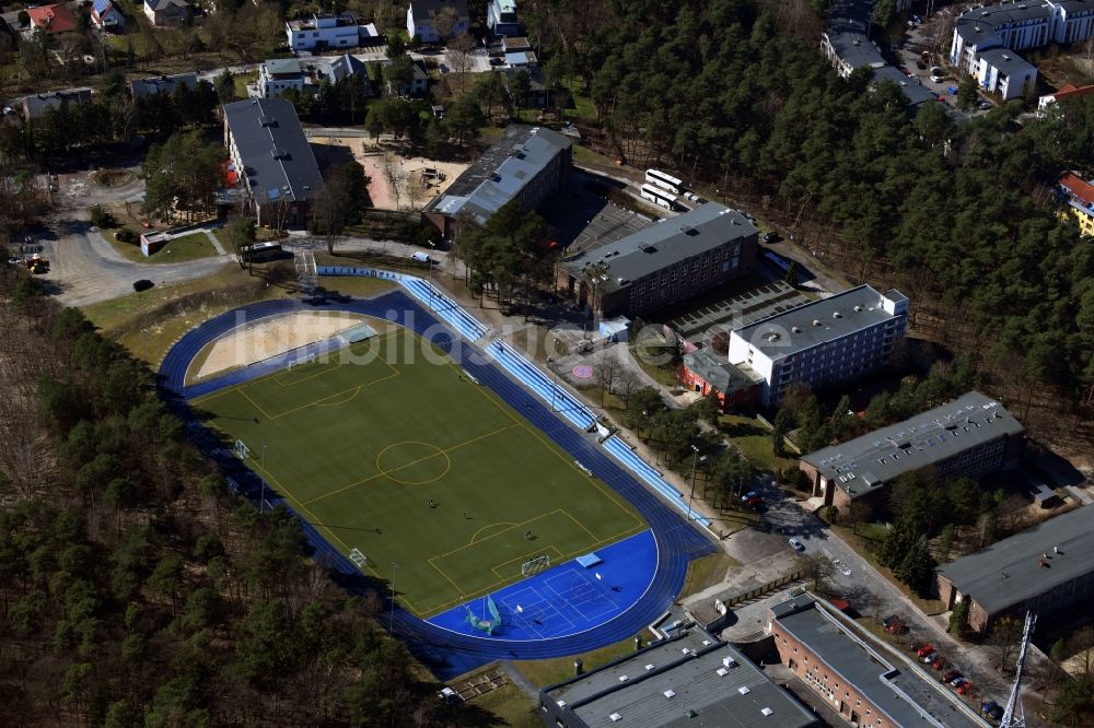 Kleinmachnow aus der Vogelperspektive: Sportanlage der Berlin Brandenburg International School und Wohnhäuser in Kleinmachnow im Bundesland Brandenburg