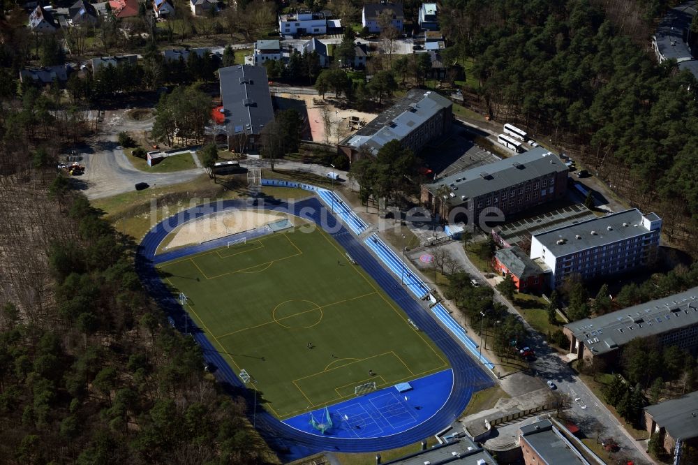 Luftaufnahme Kleinmachnow - Sportanlage der Berlin Brandenburg International School und Wohnhäuser in Kleinmachnow im Bundesland Brandenburg