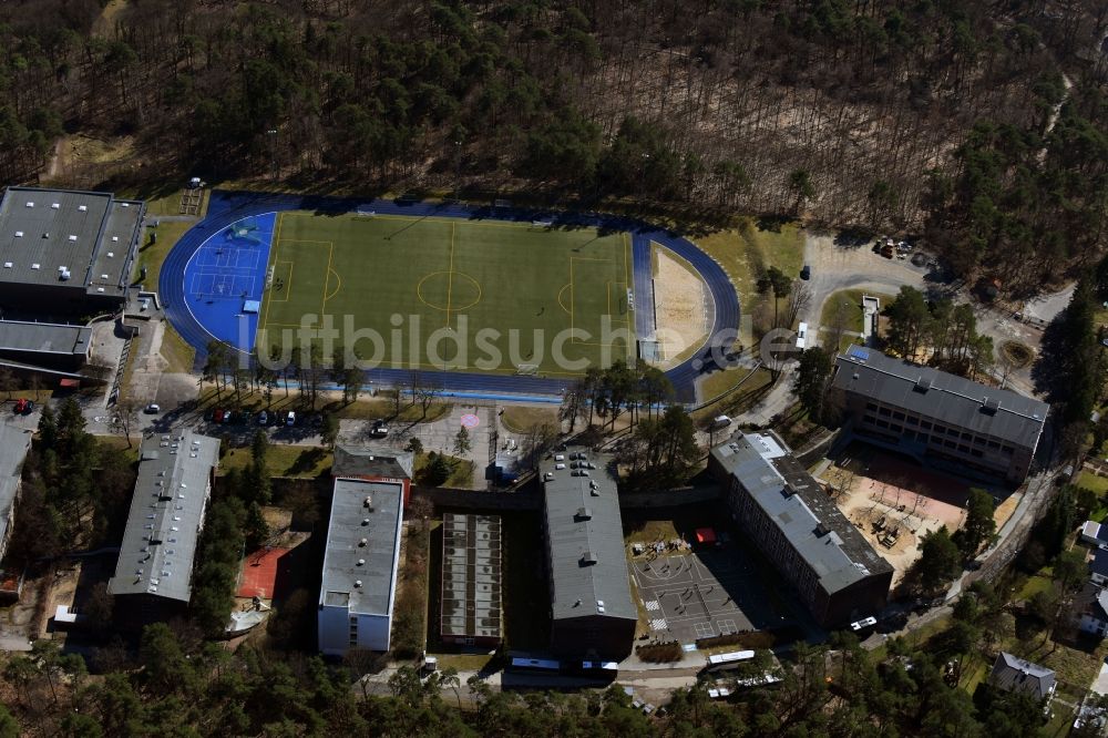 Kleinmachnow aus der Vogelperspektive: Sportanlage der Berlin Brandenburg International School und Wohnhäuser in Kleinmachnow im Bundesland Brandenburg