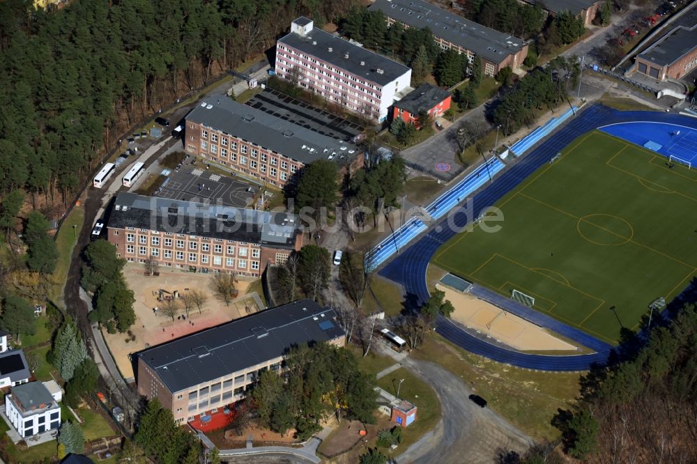 Kleinmachnow aus der Vogelperspektive: Sportanlage der Berlin Brandenburg International School und Wohnhäuser in Kleinmachnow im Bundesland Brandenburg