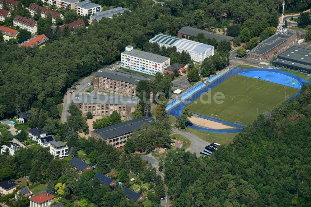 Luftbild Kleinmachnow - Sportanlage der Berlin Brandenburg International School und Wohnhäuser in Kleinmachnow im Bundesland Brandenburg