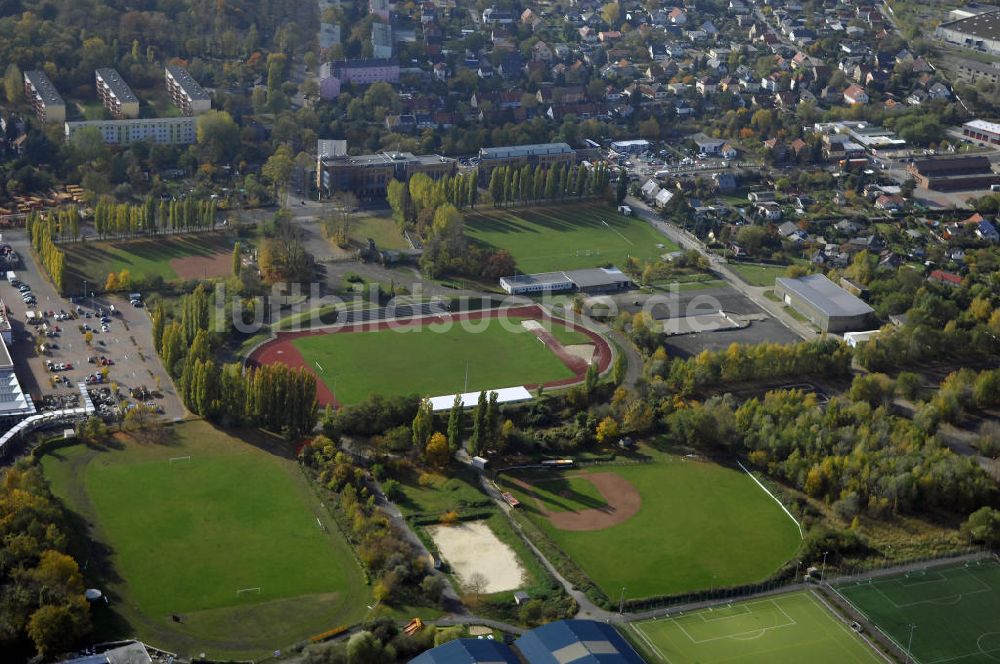 Berlin aus der Vogelperspektive: Sportanlage Rennbahnstraße / Roelckstraße in Berlin