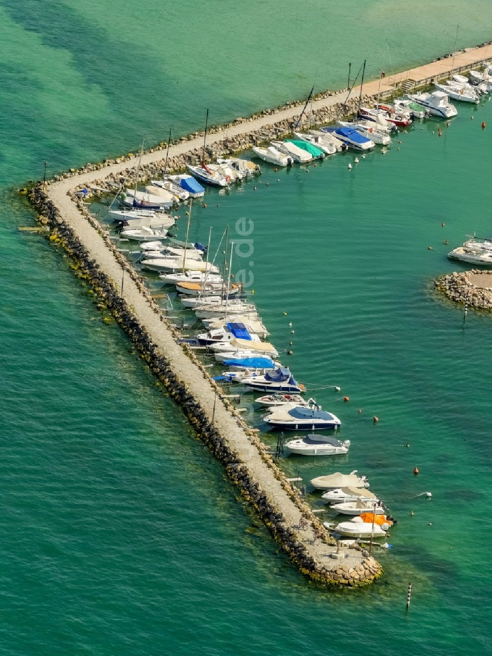 Luftbild Mattarana - Sportboot- Anlegestelle und Bootsliegeplätze am Uferbereich in Mattarana in Veneto, Italien