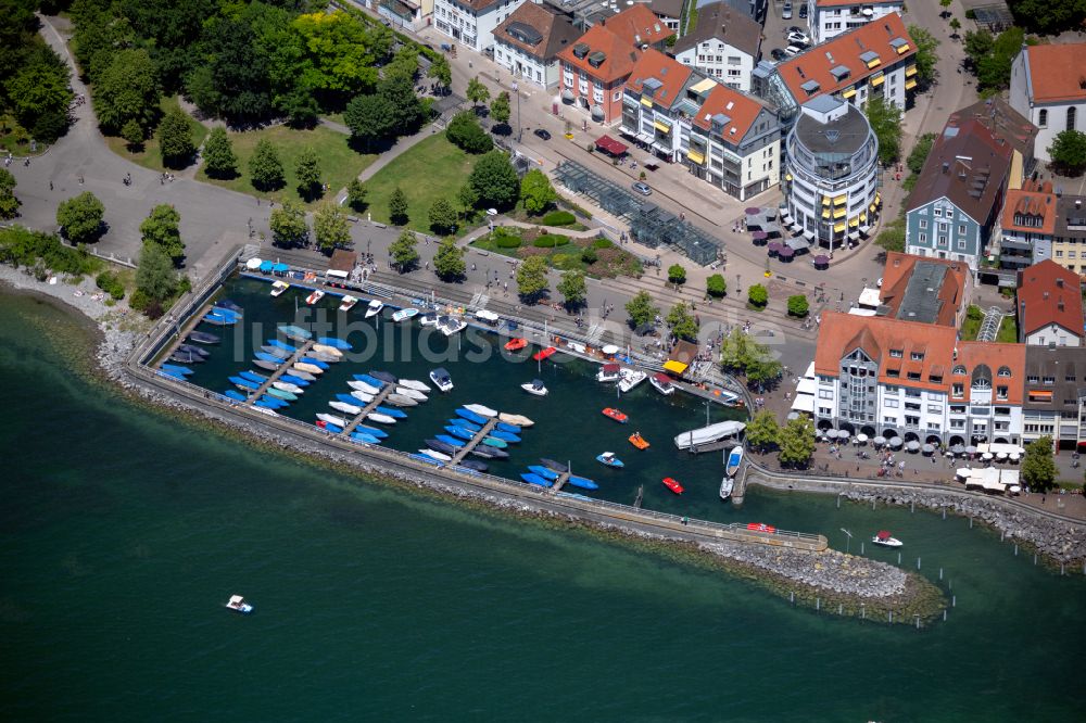 Friedrichshafen aus der Vogelperspektive: Sportboot- Anlegestelle am Uferbereich des Bodensee der boot und spass GmbH an der Uferstraße in Friedrichshafen im Bundesland Baden-Württemberg, Deutschland